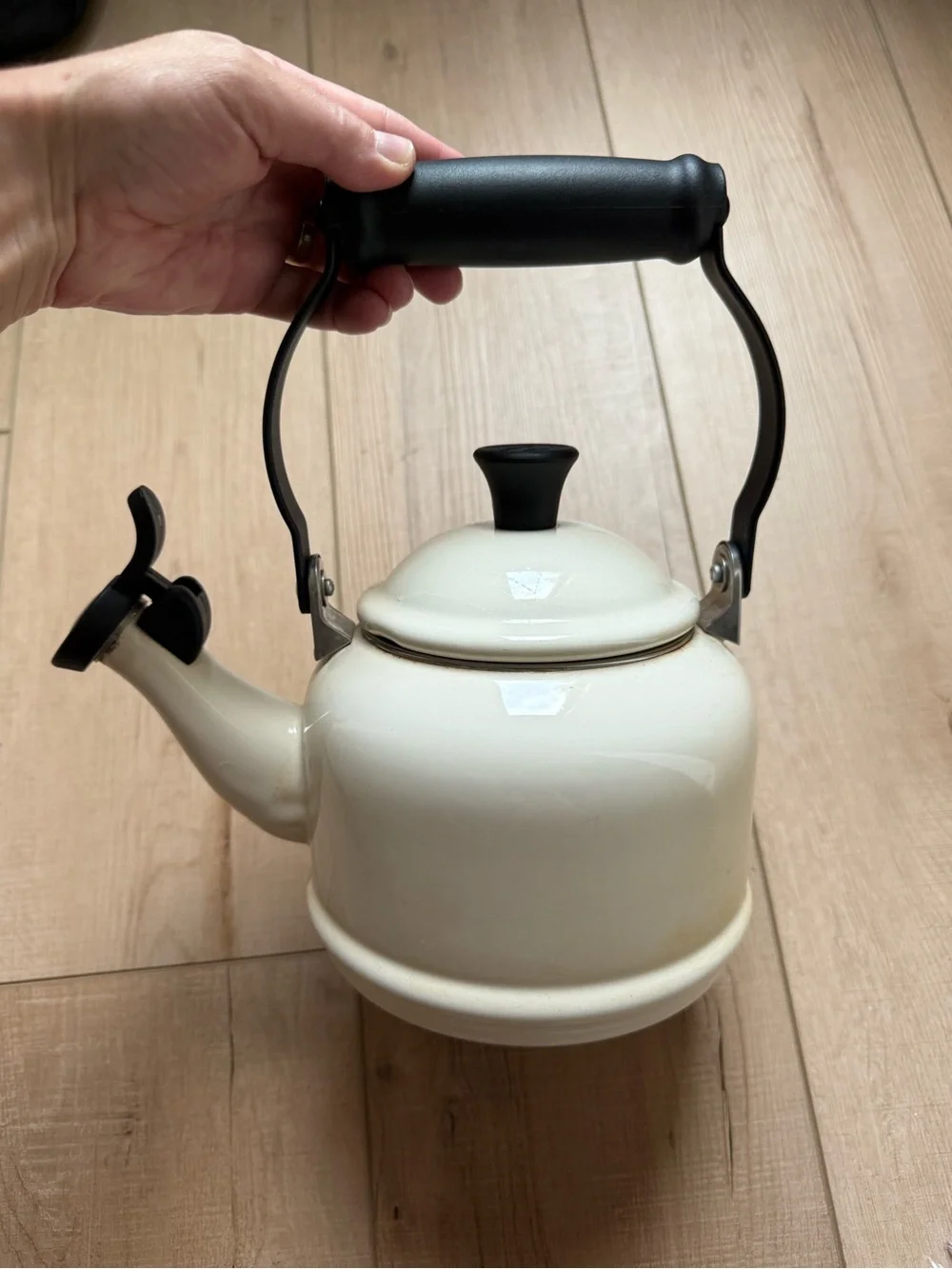 Le Creuset Whistling Tea Kettle Cream